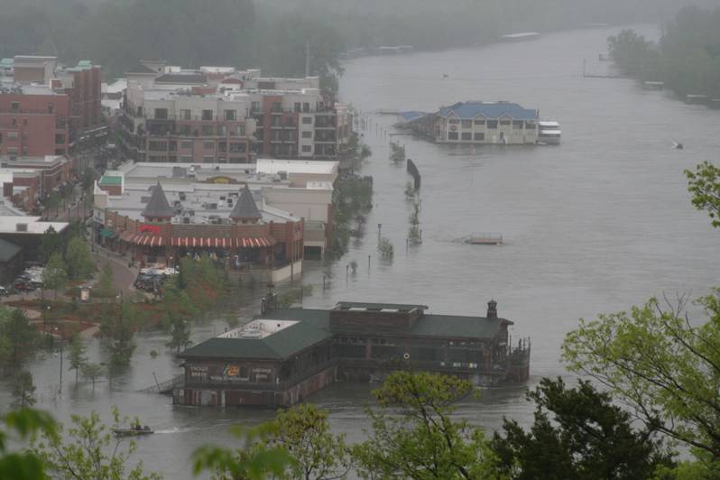 Branson Landing
Taneycomo at Flood stage