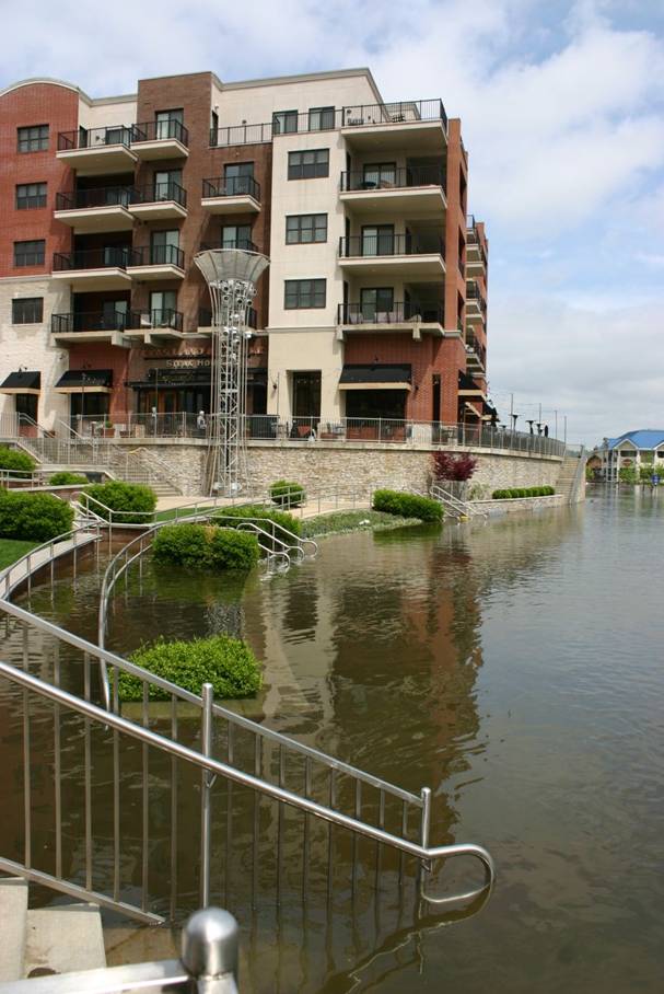 Branson Landing and Fountain (err Fish Pond)
Lake Taneycomo at Flood stage